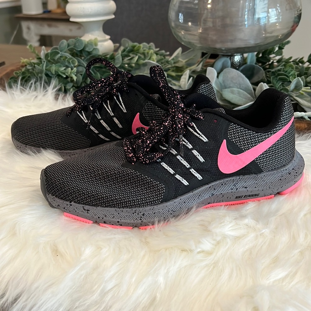 EUC Nike Run Swift Shoes Size 7.5 Pink/Black